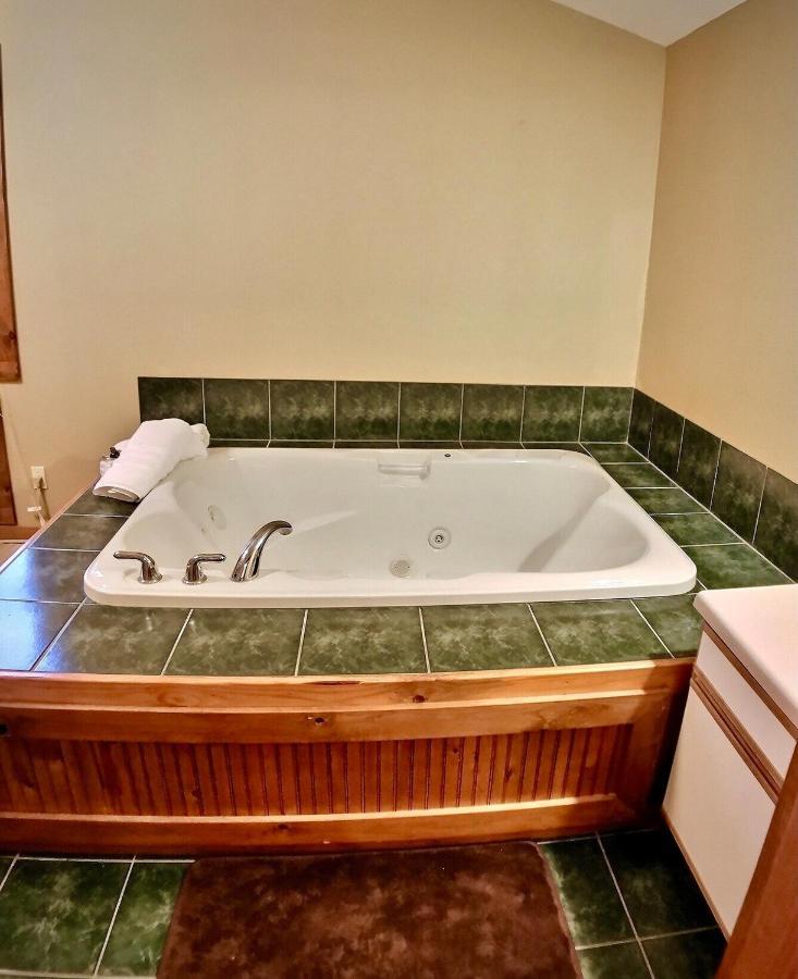 Cedar Creek Cabins #1 - Giant Spa Tub, Large Wooded Porch, Full Kitchen, 1 Bedroom Eureka Springs Exterior photo